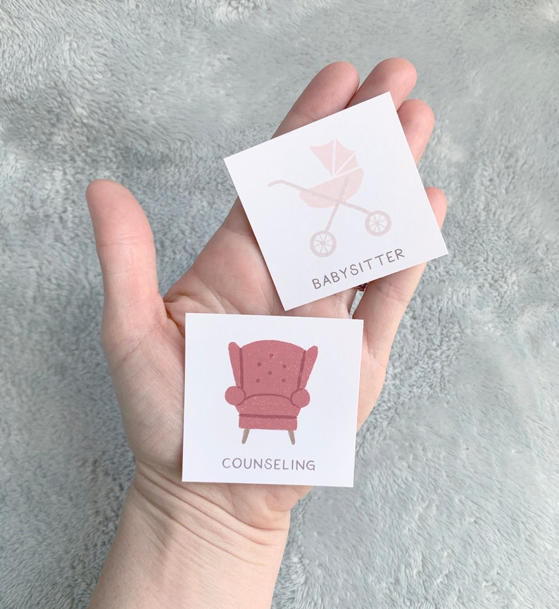 Pu&ograve; includere: Due carte bianche con illustrazioni e testo rosa. La prima carta mostra un passeggino rosa con il testo "BABYSITTER". La seconda carta mostra una poltrona rosa con il testo "COUNSELING".