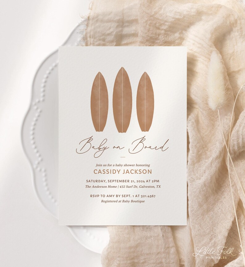 Pode incluir: Um convite para um ch&aacute; de beb&ecirc; com um design de prancha de surf marrom. O texto diz "Baby on Board" e inclui os detalhes do evento: Cassidy Jackson, s&aacute;bado, 21 de setembro de 2024 &agrave;s 14h, The Anderson Home, 432 Surf Dr, Galveston, TX, RSVP para Amy at&eacute; 1 de setembro no 321.4567, Registrado na Baby Boutique.