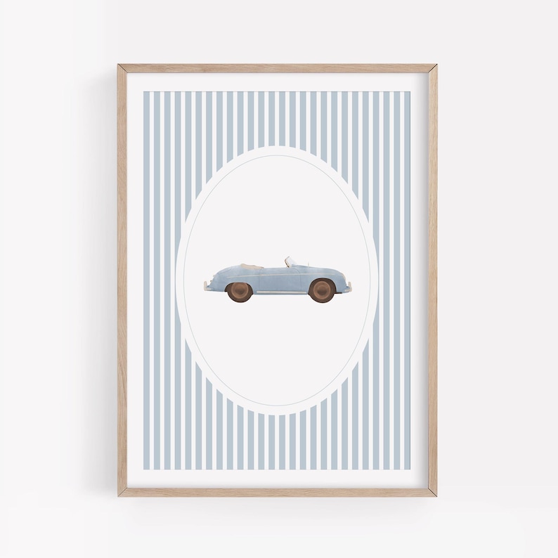 Pu&ograve; includere: Stampa incorniciata con un'illustrazione di un'auto cabriolet azzurra. L'auto &egrave; centrata all'interno di una forma ovale, su uno sfondo di strisce verticali blu e bianche. La cornice &egrave; in legno chiaro.