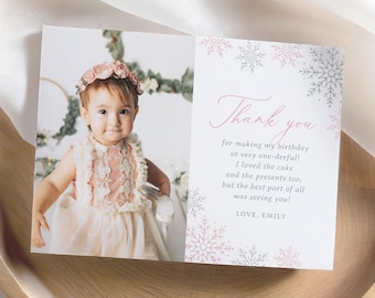 Plantilla editable de tarjeta de agradecimiento para el primer cumpleaños con copos de nieve rosados, tarjeta de agradecimiento con foto de cumpleaños de Onederland de invierno imprimible, DESCARGA DIGITAL