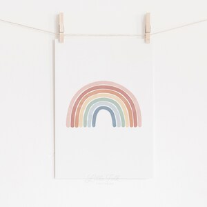 K&ouml;nnte beinhalten: Ein druckbarer Kunstdruck mit einem Regenbogen in Pastellfarben, darunter Rosa, Orange, Gelb, Gr&uuml;n, Blau und Lila. Der Regenbogen befindet sich auf einem wei&szlig;en Hintergrund mit dem Text "Little Folk Printables" unten.