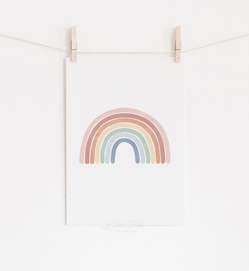 K&ouml;nnte beinhalten: Ein druckbarer Kunstdruck mit einem Regenbogen in Pastellfarben, darunter Rosa, Orange, Gelb, Gr&uuml;n, Blau und Lila. Der Regenbogen befindet sich auf einem wei&szlig;en Hintergrund mit dem Text "Little Folk Printables" unten.