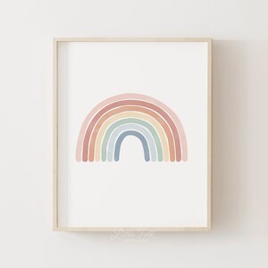 K&ouml;nnte beinhalten: Ein druckbarer Kunstdruck mit einem Regenbogen in Pastellfarben und dem Text "Little Folk Printables" unten.
