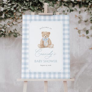Mall för välkomstskylt med blå gingham-nalle och babyshower, utskrivbar välkomstskylt med "Vi kan nog vänta"