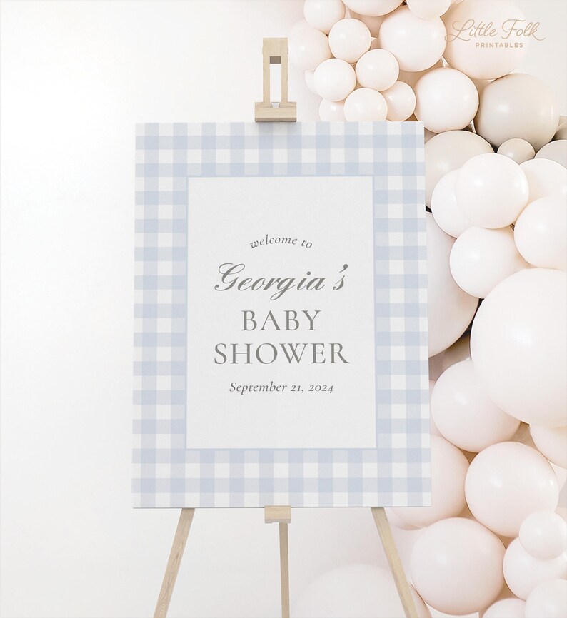 K&ouml;nnte beinhalten: Ein blaues und wei&szlig;es Gingham-Babyparty-Schild mit dem Text "Willkommen zur Babyparty von Georgia, 21. September 2024".