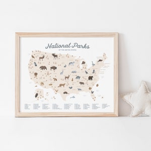Puede incluir: Un mapa ilustrado beige y marr&oacute;n de los Estados Unidos que muestra las ubicaciones de todos los Parques Nacionales. Cada parque est&aacute; marcado con un peque&ntilde;o icono que representa un animal nativo que se encuentra en ese parque. El mapa est&aacute; enmarcado en un marco de madera claro. El texto "National Parks of the United States" est&aacute; en la parte superior del mapa.
