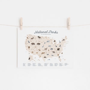 Puede incluir: Un mapa beige de los Estados Unidos con ilustraciones de animales que se encuentran en cada parque nacional. El mapa se titula "National Parks of the United States".