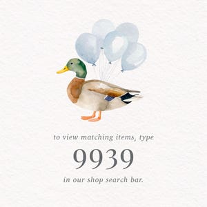 Puede incluir: Ilustraci&oacute;n en acuarela de un pato con cabeza verde, cuerpo marr&oacute;n y patas naranjas, sosteniendo un grupo de globos azul claro. La imagen incluye el n&uacute;mero 9939 y el texto: "to view matching items, type 9939 in our shop search bar."