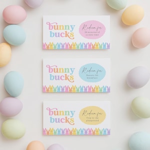 Puede incluir: Tres tarjetas de regalo rectangulares blancas "Bunny Bucks" con texto pastel y borde de conejito. Cada tarjeta tiene una opción "Canjear por" diferente: 30 minutos de tiempo de pantalla, donuts para el desayuno y un viaje al parque infantil. Huevos de Pascua pastel rodean las tarjetas.