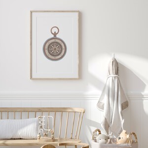 Peut inclure: Une illustration encadr&eacute;e d'une boussole vintage avec un design brun et bleu. La boussole est sur un fond blanc.