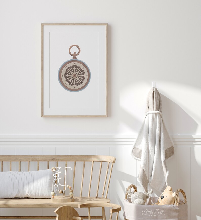 Peut inclure: Une illustration encadr&eacute;e d'une boussole vintage avec un design brun et bleu. La boussole est sur un fond blanc.