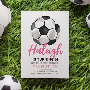 Plantilla de invitación de cumpleaños de fútbol rosa, invitación de fiesta de cumpleaños de niña de balón de fútbol editable, patémoslo, descarga digital