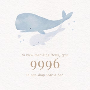 K&ouml;nnte beinhalten: Eine Aquarell-Illustration von zwei blauen Walen, einer gr&ouml;&szlig;er als der andere, die in einem hellblauen Ozean schwimmen. Der Text "Um passende Artikel anzuzeigen, geben Sie 9996 in die Suchleiste unseres Shops ein." befindet sich unter den Walen.