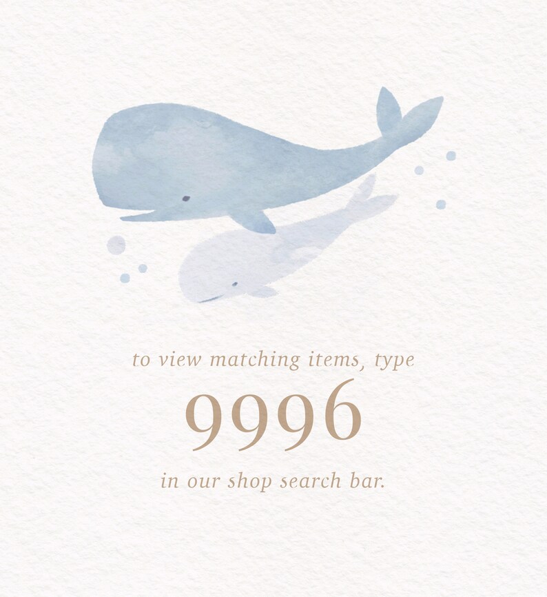 K&ouml;nnte beinhalten: Eine Aquarell-Illustration von zwei blauen Walen, einer gr&ouml;&szlig;er als der andere, die in einem hellblauen Ozean schwimmen. Der Text "Um passende Artikel anzuzeigen, geben Sie 9996 in die Suchleiste unseres Shops ein." befindet sich unter den Walen.