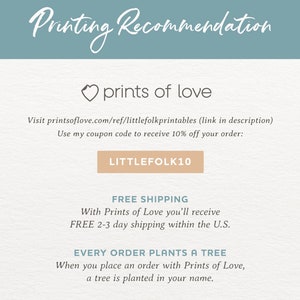 Może przedstawiać: Grafika promocyjna z tekstem "Printing Recommendation" w czcionce skryptowej. Obraz promuje "prints of love" z adresem strony internetowej i kodem kuponu "LITTLEFOLK10". Wspomina r&oacute;wnież o bezpłatnej wysyłce i że każde zam&oacute;wienie sadzi drzewo.