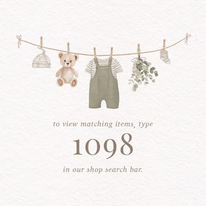 K&ouml;nnte beinhalten: Aquarellillustration von Babykleidung und Accessoires, die an einer W&auml;scheleine h&auml;ngen. Artikel umfassen einen gestreiften Hut, einen Teddyb&auml;ren, ein gestreiftes Hemd mit Latzhose, Gr&uuml;nzeug und eine gestreifte Socke. Die Nummer 1098 wird darunter angezeigt.
