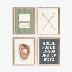 Op de afbeelding: Vier ingelijste prints met honkbalthema's. E&eacute;n print toont een honkbalstadion, een andere gekruiste honkbalknuppels, een derde een honkbal in een handschoen en de laatste het alfabet.