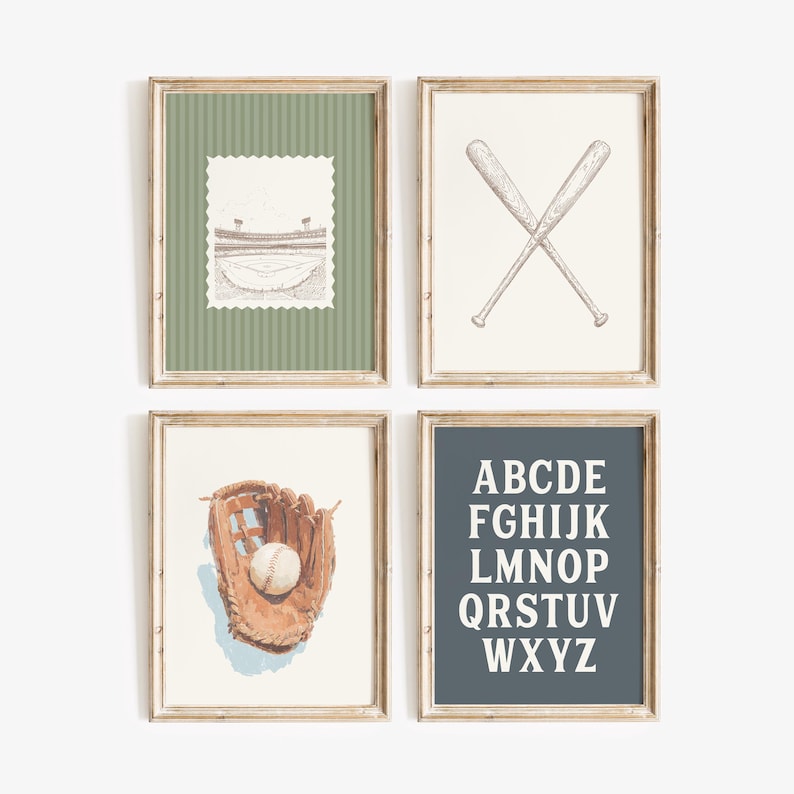 Op de afbeelding: Vier ingelijste prints met honkbalthema's. E&eacute;n print toont een honkbalstadion, een andere gekruiste honkbalknuppels, een derde een honkbal in een handschoen en de laatste het alfabet.
