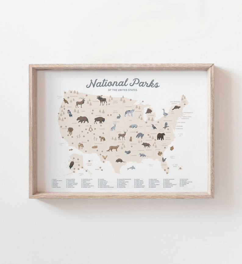 Puede incluir: Un mapa beige de los Estados Unidos con un marco marr&oacute;n claro. El mapa muestra las ubicaciones de todos los Parques Nacionales de los Estados Unidos. Cada parque est&aacute; marcado con un peque&ntilde;o icono de un animal nativo de ese parque. El t&iacute;tulo del mapa es "National Parks of the United States".