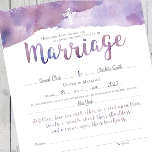 以下が含まれることがあります： 水彩画風の結婚証明書で、紫とピンクの背景です。「Marriage」という文字は大きく、装飾的なフォントで書かれています。証明書には、サミュエル・クラークとシャーロット・スミスという名前、2020年6月18日という日付、ニューヨークという場所が記載されています。「彼らの愛が互いに彼らの心を封印し、彼らの肩を覆い、彼らの額に冠を置くように」という文章も含まれています。証明書には、ファースト・ルーテル教会という教会の名前と住所も記載されています。