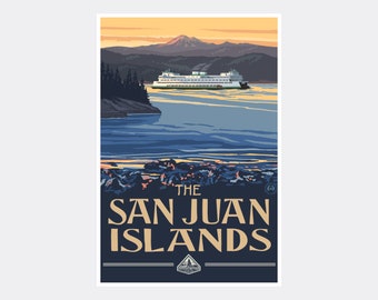 Puede incluir: Un cartel de viaje vintage con un ferry navegando hacia una cordillera en la distancia. El cielo es de un naranja y amarillo vibrantes, con una escena de agua azul y blanca. El texto "THE SAN JUAN ISLANDS" se muestra en una fuente vintage.