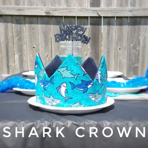 Shark Crown / Corona di compleanno personalizzata / Compleanno a tema oceano / Corona di nome / Cappello per feste / Corona per bambini / Cappello di compleanno personalizzato