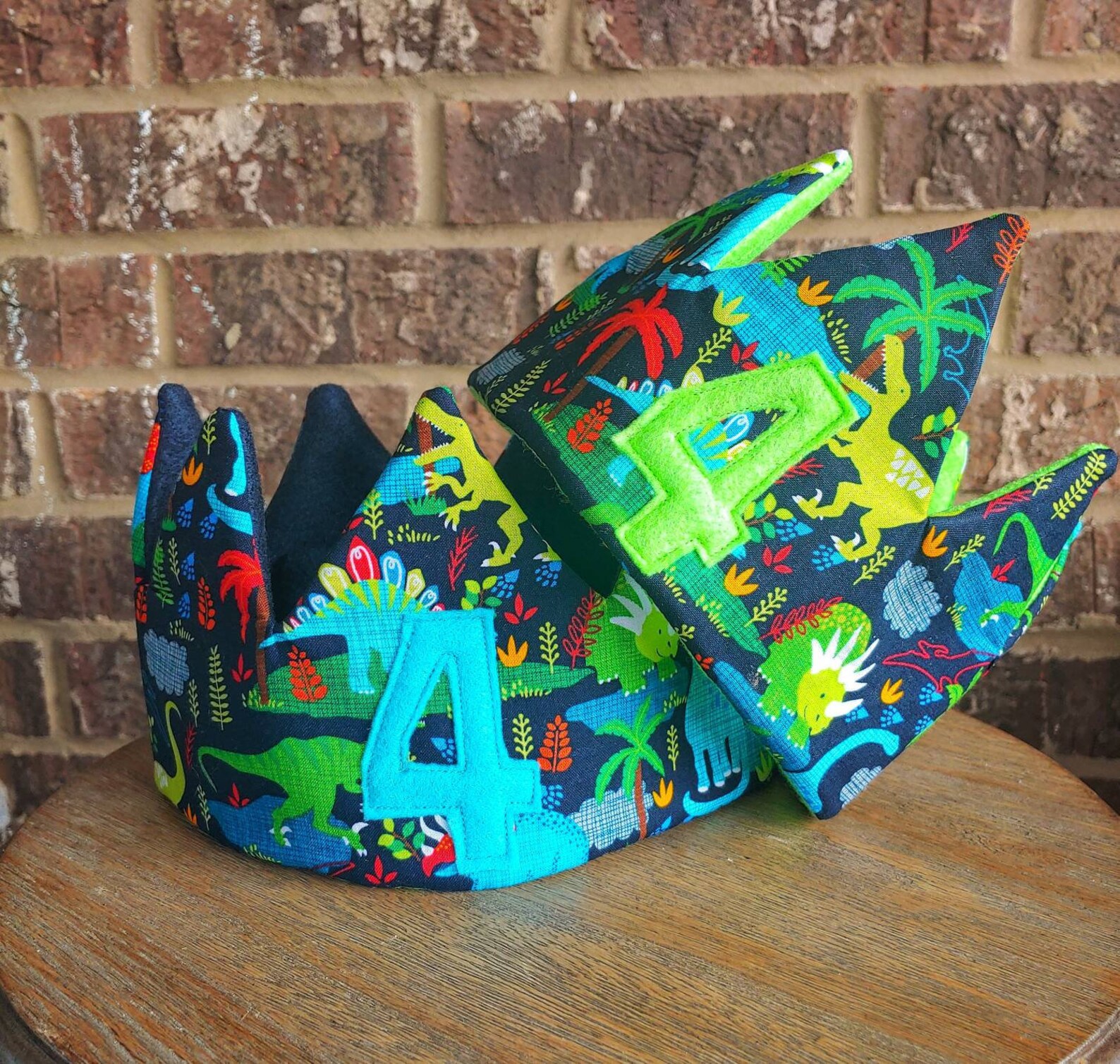 dinosaur with crown head