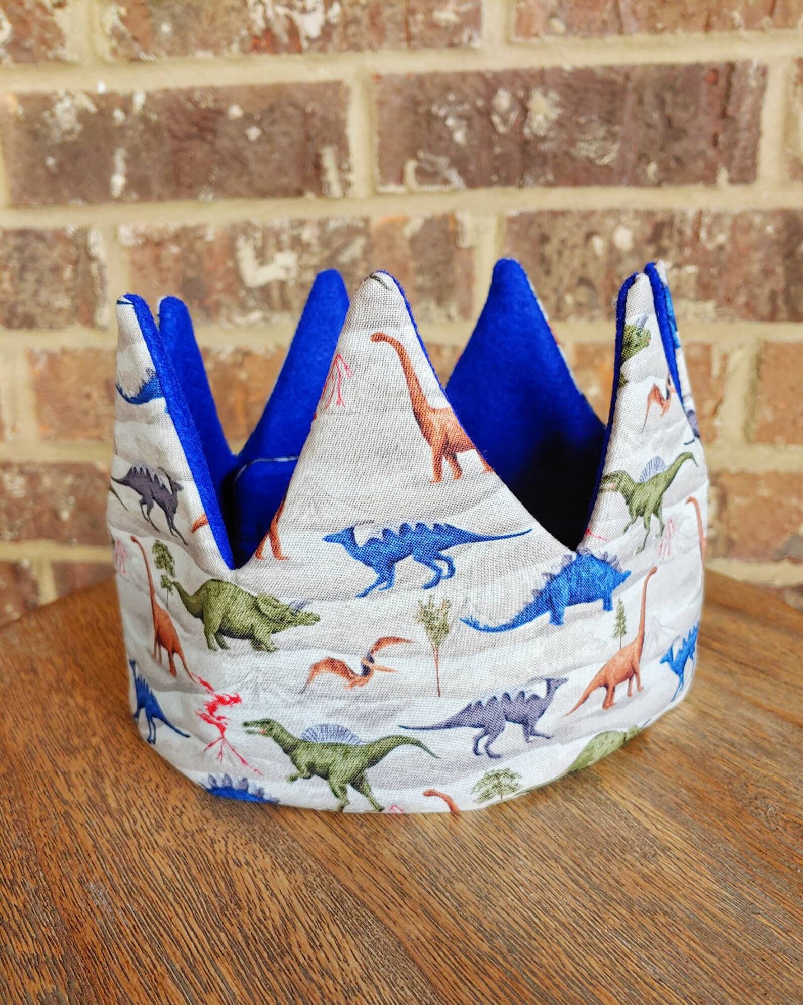 dinosaur with crown head