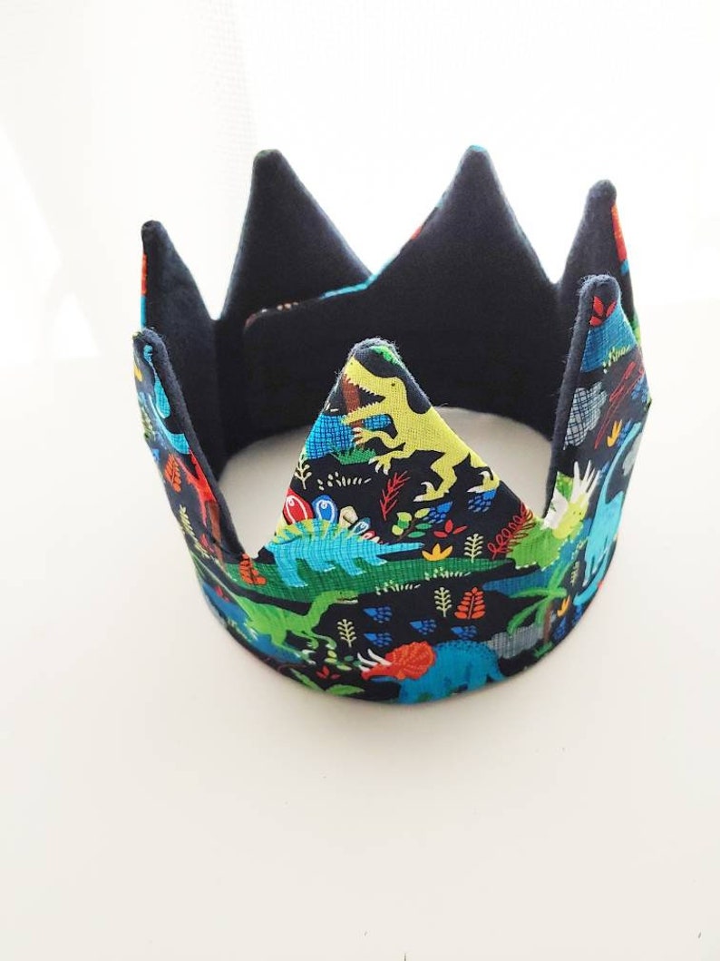 dinosaur with crown head