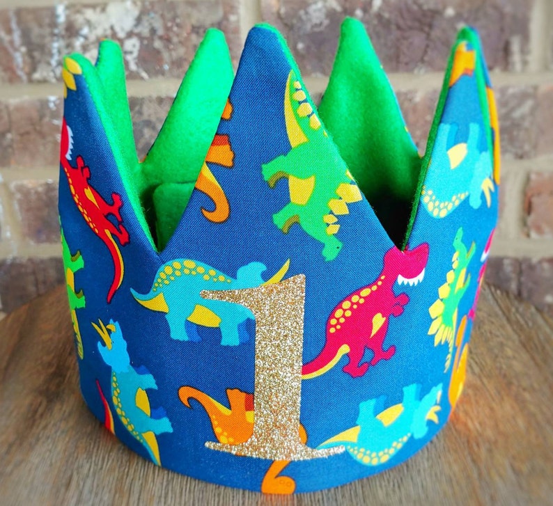 dinosaur with crown head