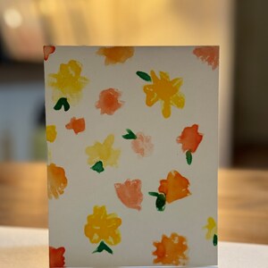 Cartão de felicitações em branco com estampa floral laranja/amarela
