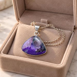 Halskette mit Anhänger aus natürlichem Charoit, 925er Sterlingsilber, Schmuck aus violettem Kristall-Edelstein, dreieckiger Statement-Anhänger, Geburtstagsgeschenk für Sie