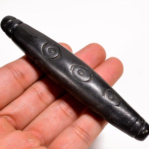 Antike Neun Augen Dzi Perle: Tibetisches Achat-Amulett mit Blutflecken