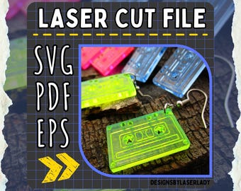 Peut inclure: Boucles d'oreilles en forme de cassette audio vert fluo avec crochets argentés. L'image montre également d'autres boucles d'oreilles en forme de cassette audio roses et bleues. Le texte "LASER CUT FILE" et "SVG PDF EPS" sont visibles.