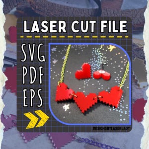 Puede incluir: Un conjunto de collar y pendientes de coraz&oacute;n rojo pixelado. Las joyas se muestran sobre un fondo negro con un patr&oacute;n de cuadr&iacute;cula. La imagen tambi&eacute;n incluye el texto "LASER CUT FILE" y opciones de tipo de archivo: SVG, PDF y EPS.