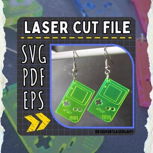 Puede incluir: Pendientes de corte láser verde neón con forma de consola de juegos portátil retro. Los pendientes tienen ganchos plateados y presentan el texto "LASER CUT FILE", "SVG PDF EPS" y el nombre del vendedor. Un accesorio único.