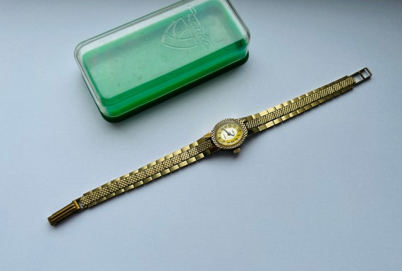 Vintage Womens Watch CHAIKA, Soviet Watch 17 Jewe… - image 2