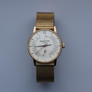 May include: A gold-toned wristwatch with a textured white face, featuring black and red hands. The watch has a mesh band and a dial with Russian text. The watch face includes the number 12 and a scale for measuring pulse.