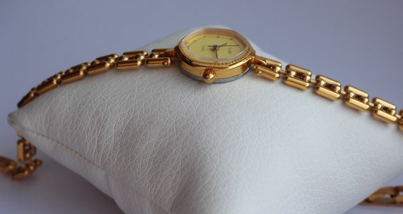 Wristwatch ladies Watch Luch Quartz Soviet Era Vi… - image 3