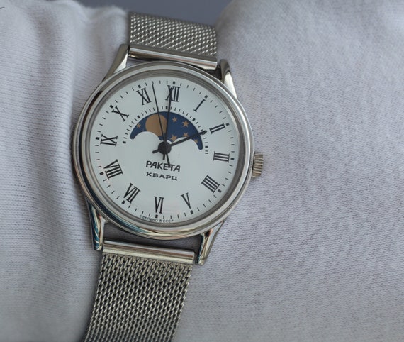 Reloj con calendario lunar sale