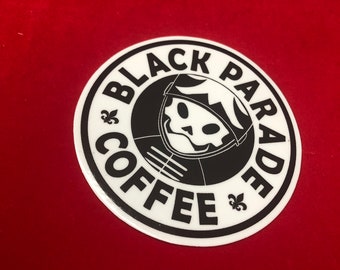 Könnte beinhalten: Schwarz-weißer Aufkleber mit dem Text "Black Parade Coffee" in einem Kreis mit einem Schädel, der einen Helm trägt, in der Mitte.