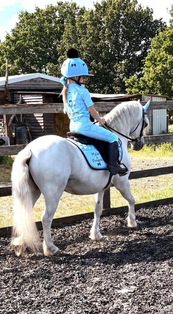 子供用ベビーブルー乗馬セット | パーソナライズされた乗馬服 | 鞍 