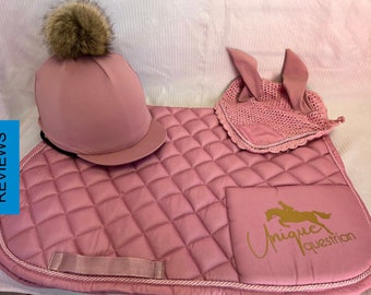 Ensemble de tapis de selle personnalisés rose poudré comprenant un voile anti-mouches et un chapeau en soie assorti