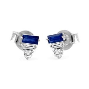 14K witgouden oorknopjes met diamant en blauwe saffier