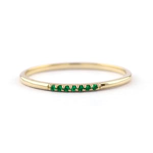 Anillo de esmeralda en oro de 14 quilates: una pequeña y delicada banda apilable