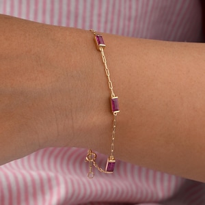 Pulsera de rubíes baguette naturales, pulsera de cadena con clip de oro macizo de 14 quilates, joyería fina hecha a mano.