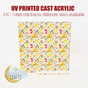 Könnte beinhalten: Eine 3 mm dicke UV-bedruckte Acrylglasplatte mit einem bunten Muster aus tropischen Früchten, darunter Ananas, Zitronen, Wassermelonen, Kiwis und Bananen. Der Text "UV PRINTED CAST ACRYLIC" und "1/8"/3 mm thickness, different sizes available" ist oben auf der Platte gedruckt. Der Text "Dream Cat CRAFTS" ist unten auf der Platte gedruckt.