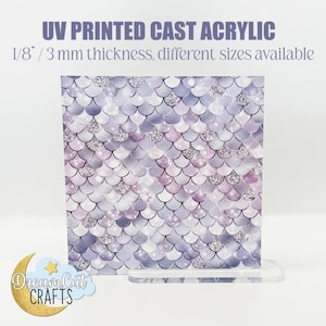 Könnte beinhalten: UV-bedrucktes Acrylglas mit einem Fischschuppenmuster in Lila, Silber und Weiß. Der Text auf dem Bild lautet "UV PRINTED CAST ACRYLIC" und "1/8" / 3 mm Dicke, verschiedene Größen verfügbar."