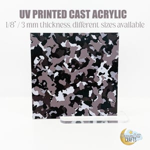 Könnte beinhalten: Quadratische UV-bedruckte Acrylplatte mit Tarnmuster in Grau-, Schwarz- und Weißtönen. Der Text lautet "UV PRINTED CAST ACRYLIC" und "1/8" / 3 mm thickness, different sizes available".