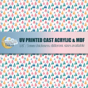 Könnte beinhalten: Ein sich wiederholendes Muster aus bunten Weihnachtsbäumen in Rosa, Blau, Grün und Gold auf weißem Hintergrund. Das Bild enthält den Text "UV PRINTED CAST ACRYLIC & MDF" und "1/8" / 3 mm Dicke, verschiedene Größen verfügbar."